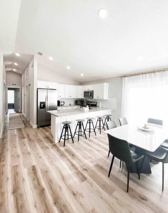 Marhome North - 10 Min From & Historic Downtown Holiday home *