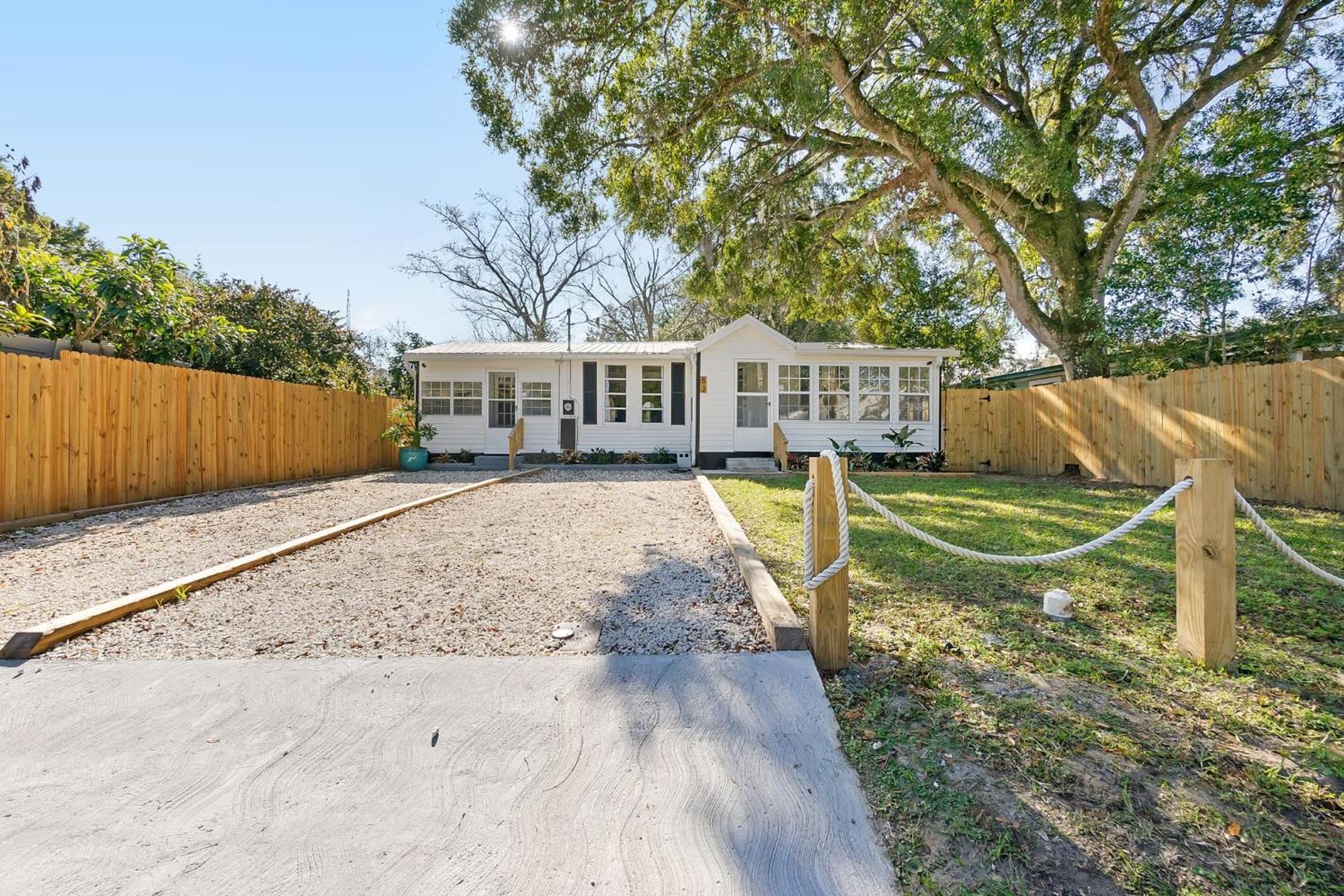Holiday home Coco's Cottage-dog Friendly Mins To Town Chic *
