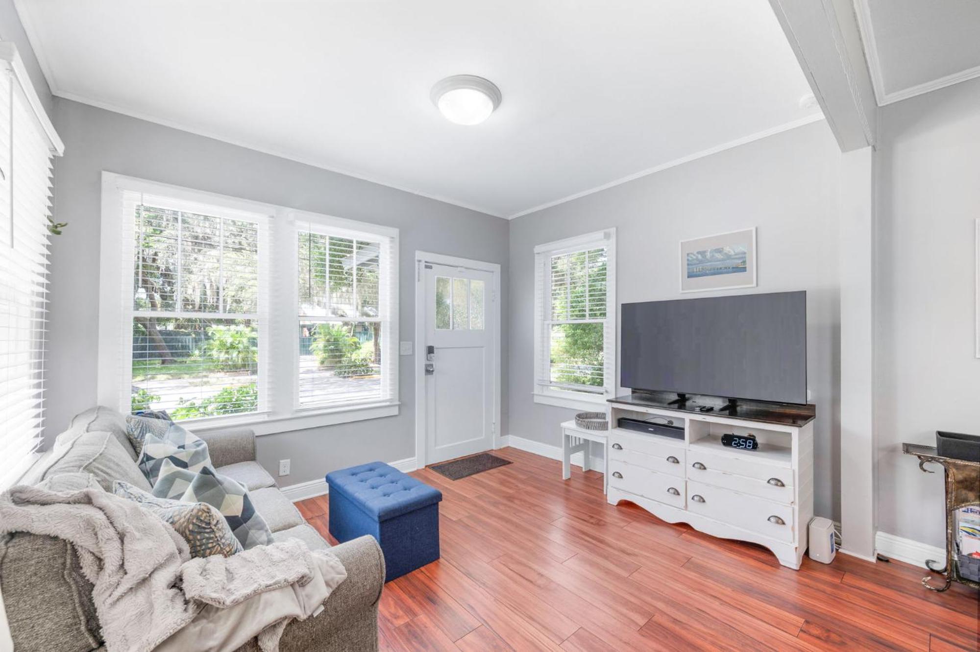 Uptown Charm Sleeps 6 Family & Pet Friendly *