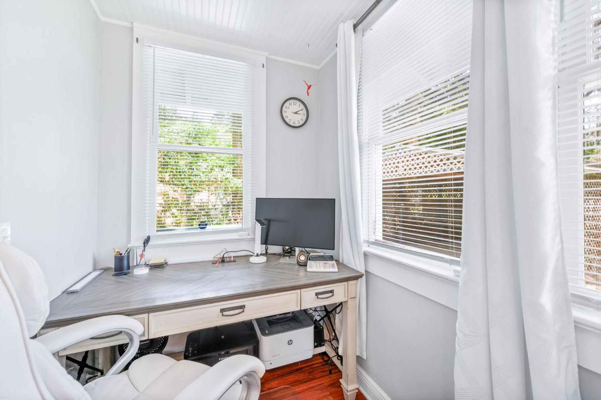 Uptown Charm Sleeps 6 Family & Pet Friendly Holiday home *