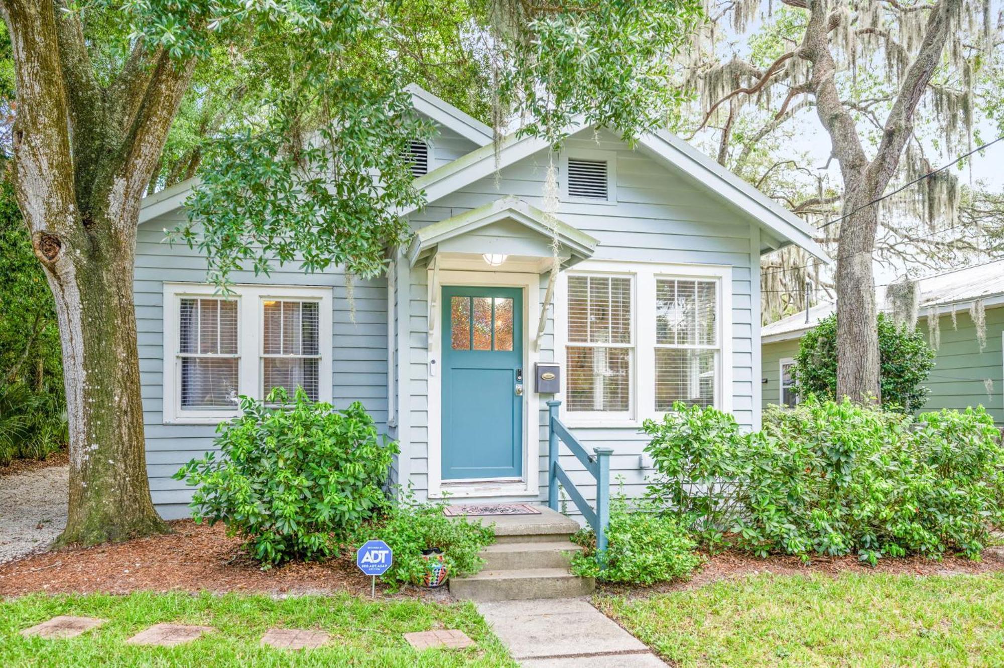 Uptown Charm Sleeps 6 Family & Pet Friendly Holiday home