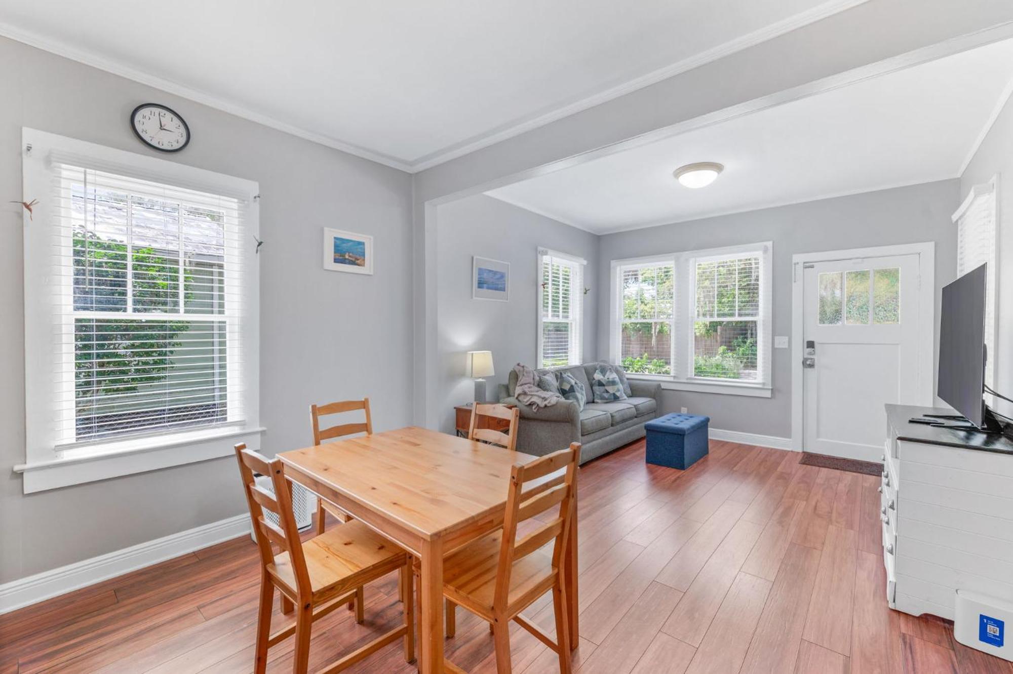 Uptown Charm Sleeps 6 Family & Pet Friendly Holiday home
