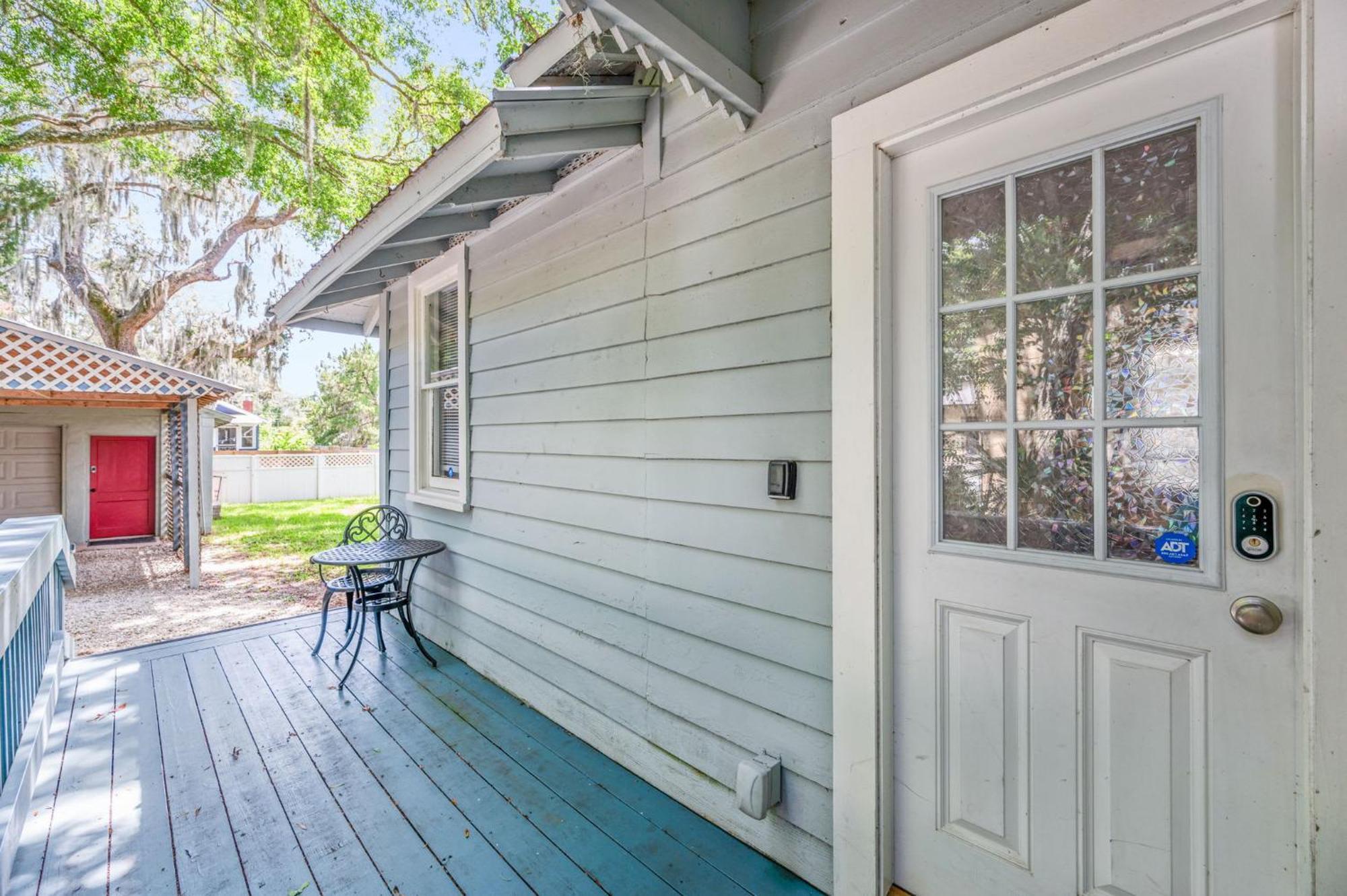 Uptown Charm Sleeps 6 Family & Pet Friendly Holiday home *