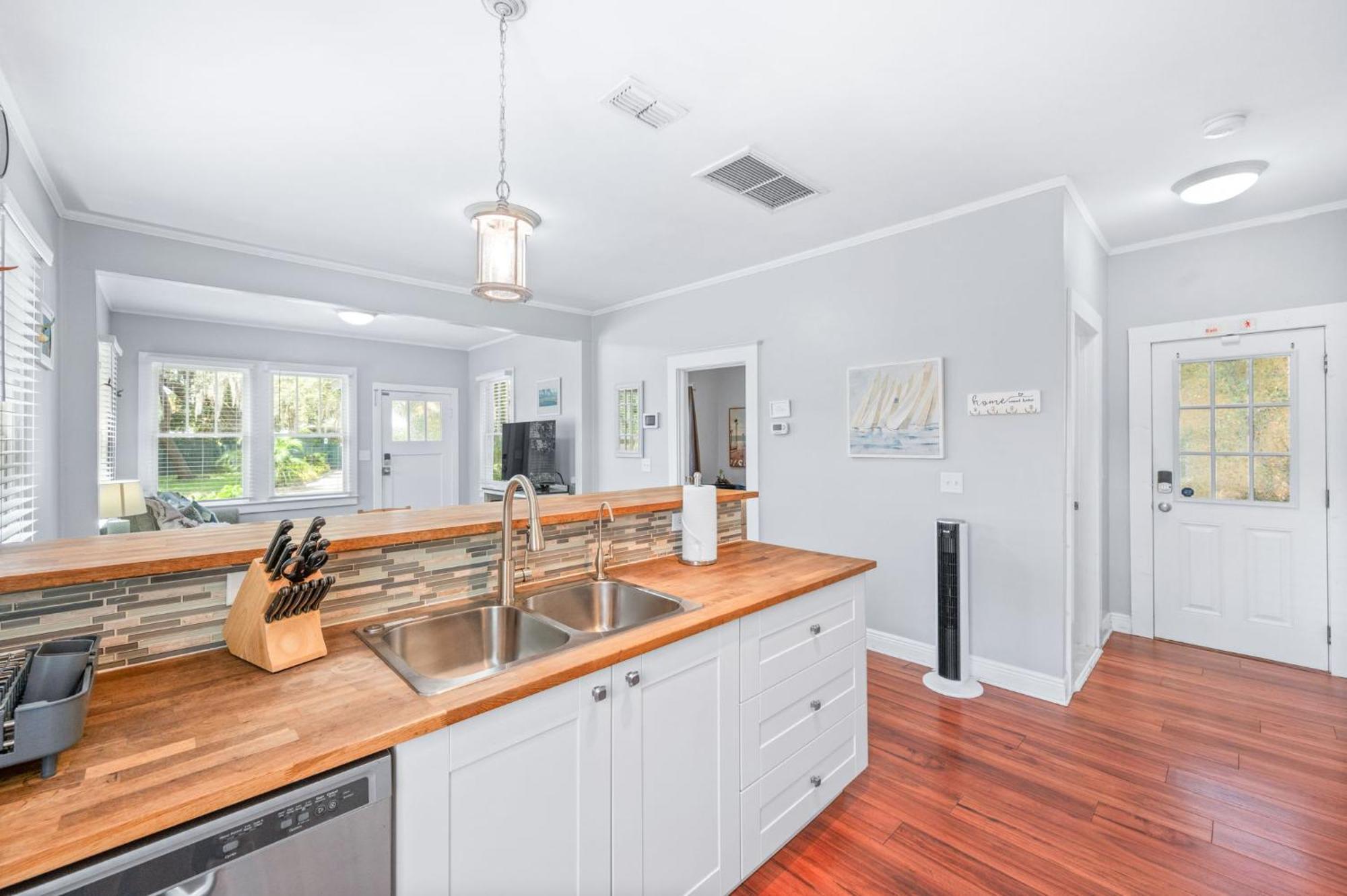 Uptown Charm Sleeps 6 Family & Pet Friendly * St. Augustine