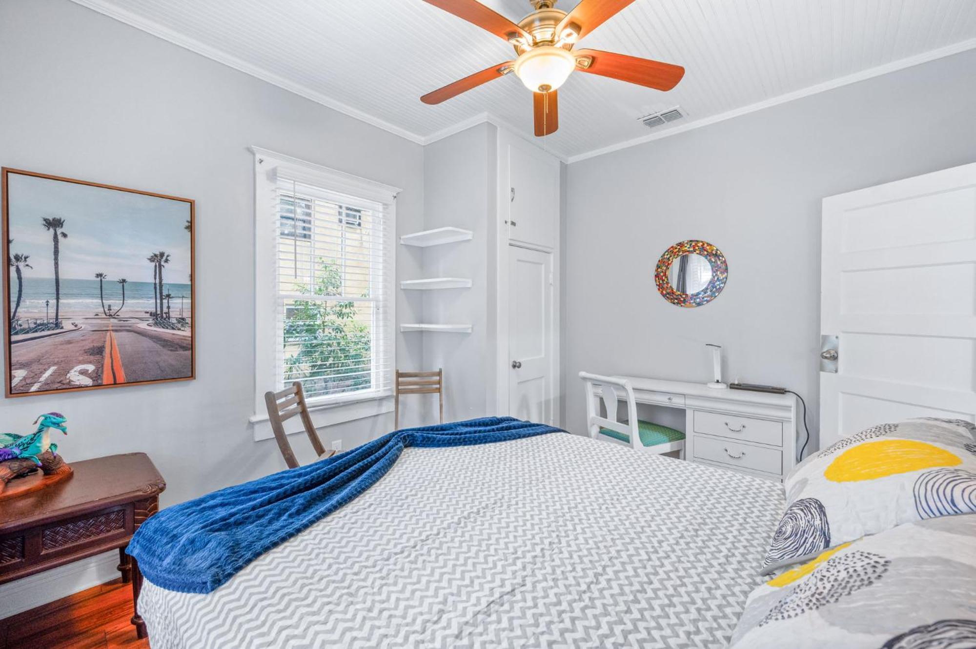 Uptown Charm Sleeps 6 Family & Pet Friendly Holiday home