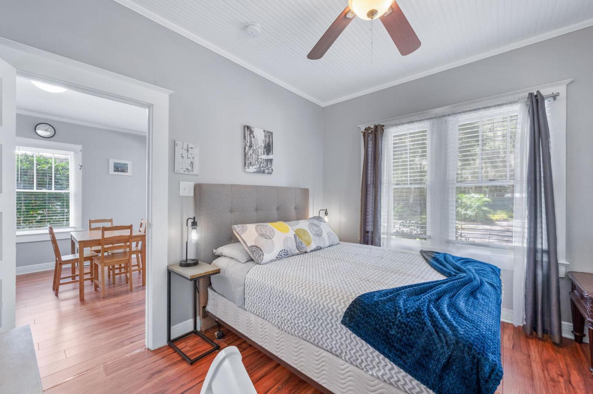 Uptown Charm Sleeps 6 Family & Pet Friendly Holiday home