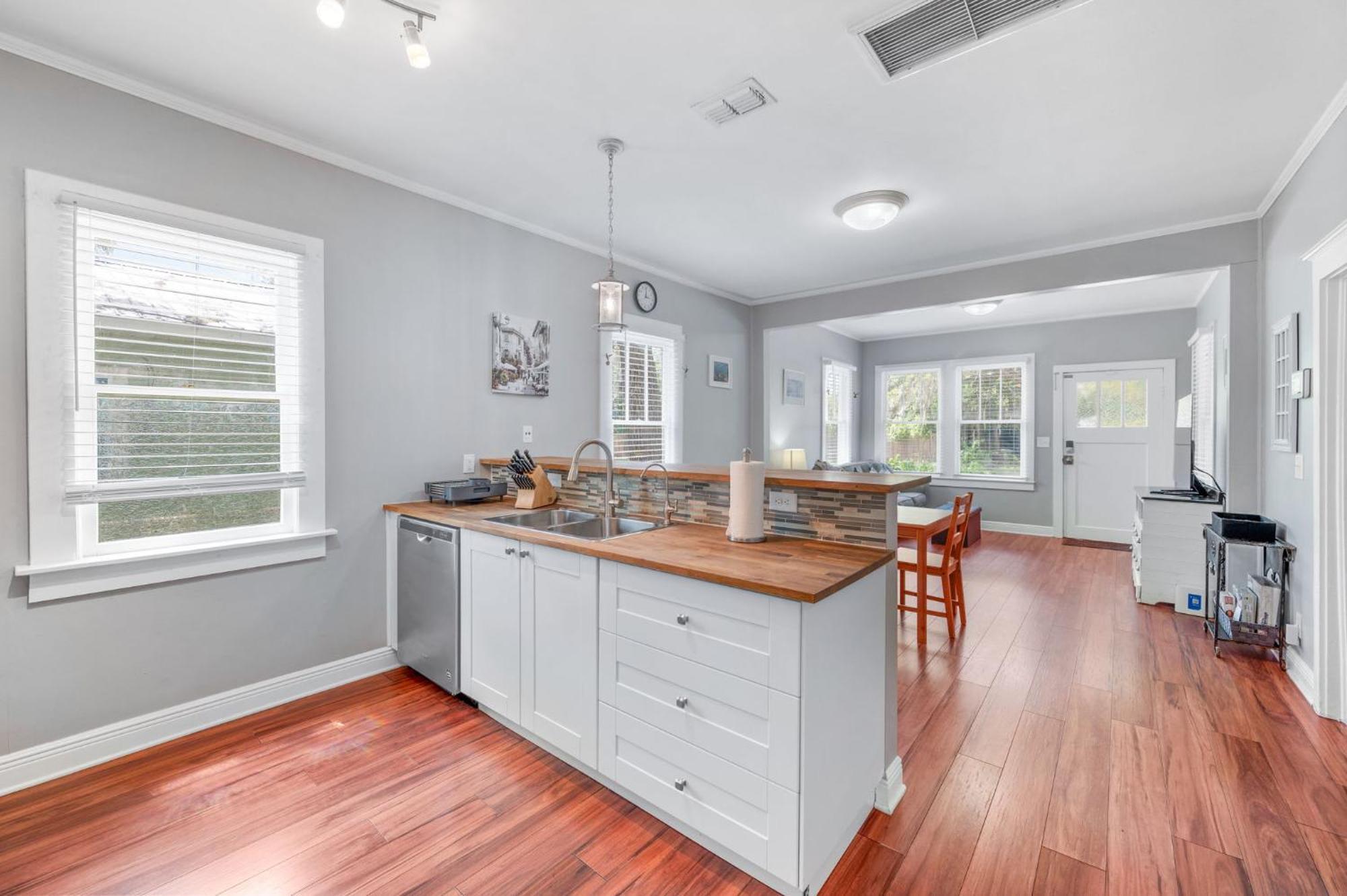 Holiday home Uptown Charm Sleeps 6 Family & Pet Friendly