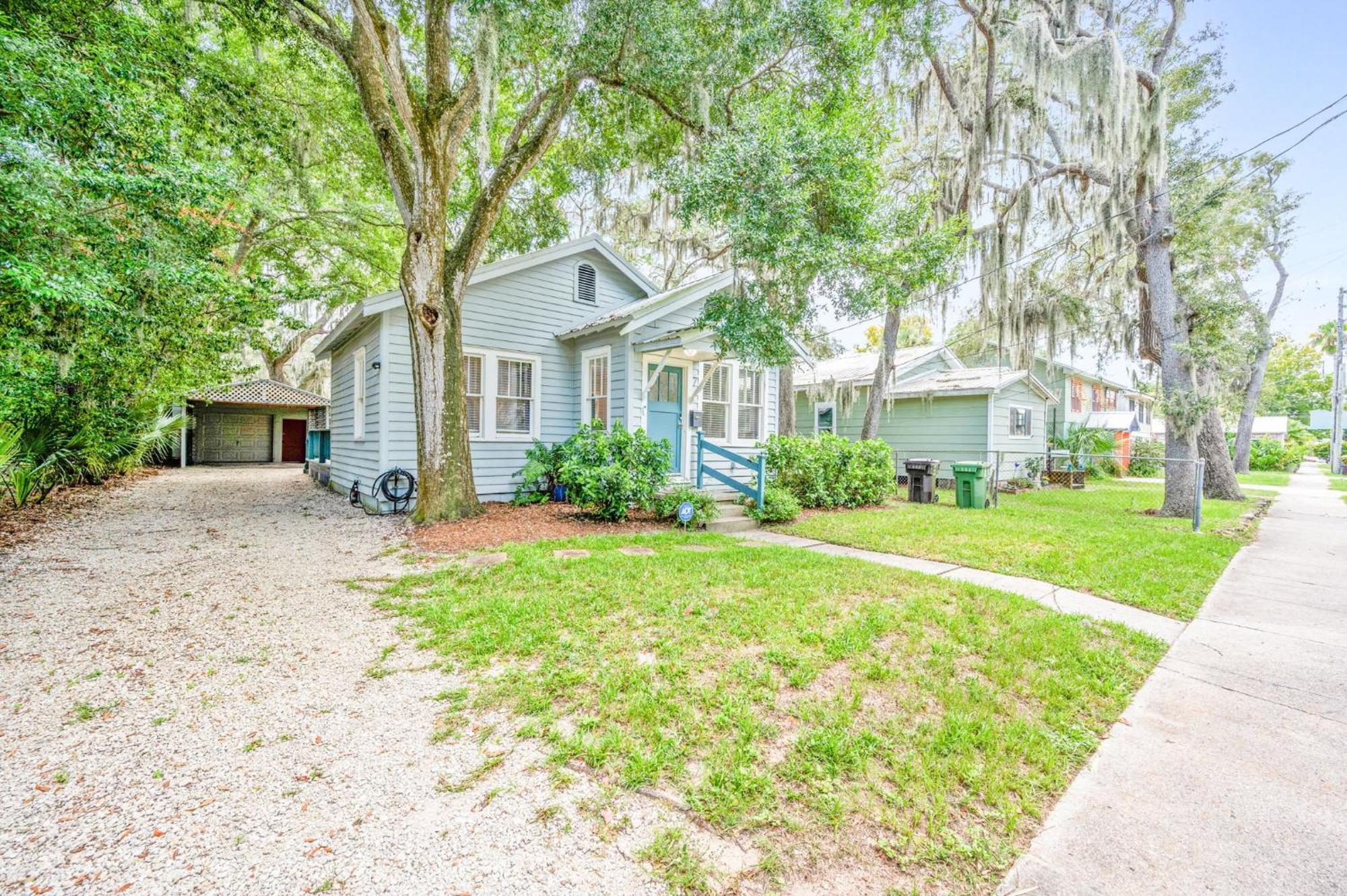 Holiday home Uptown Charm Sleeps 6 Family & Pet Friendly *