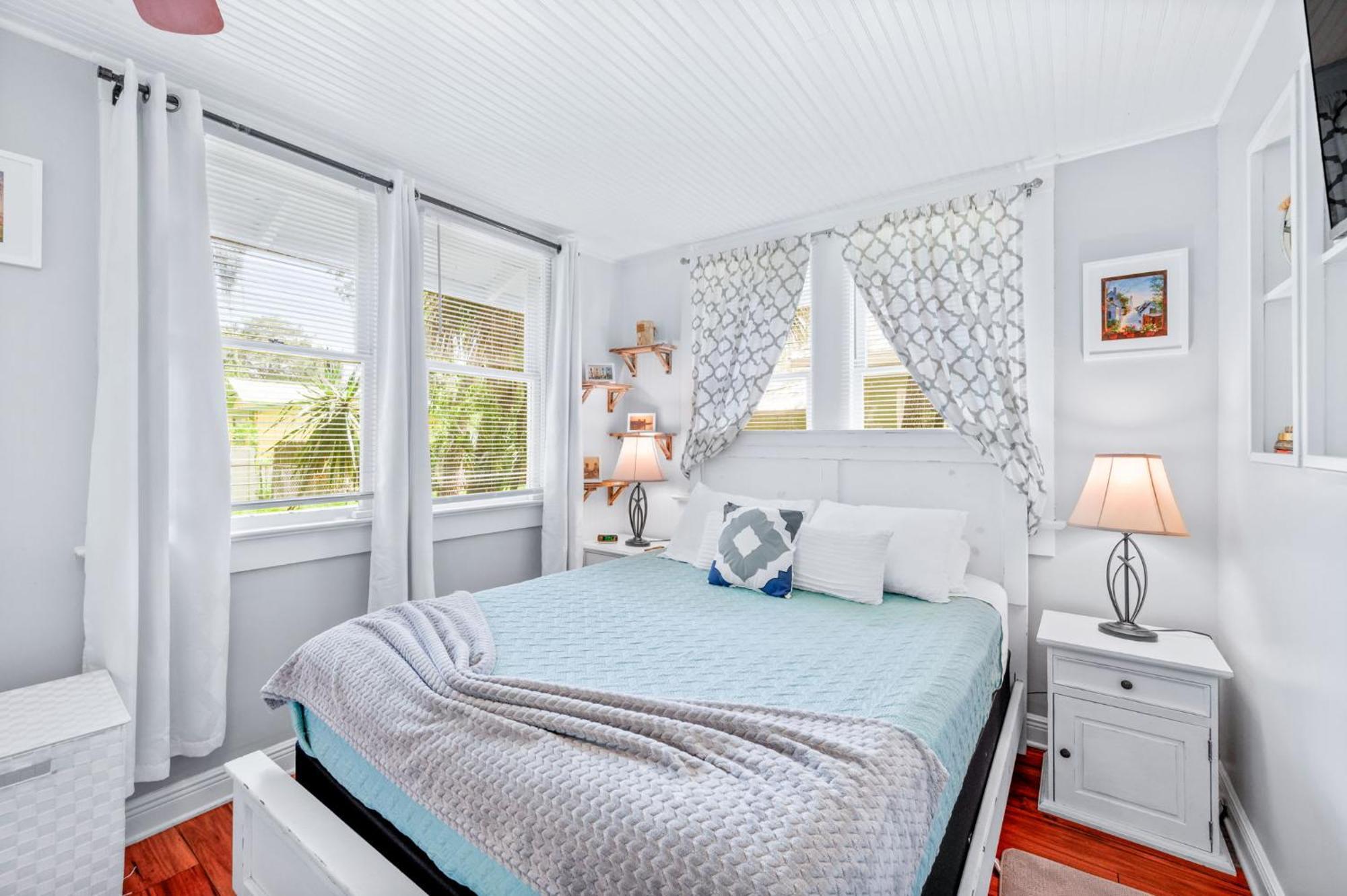 Uptown Charm Sleeps 6 Family & Pet Friendly *