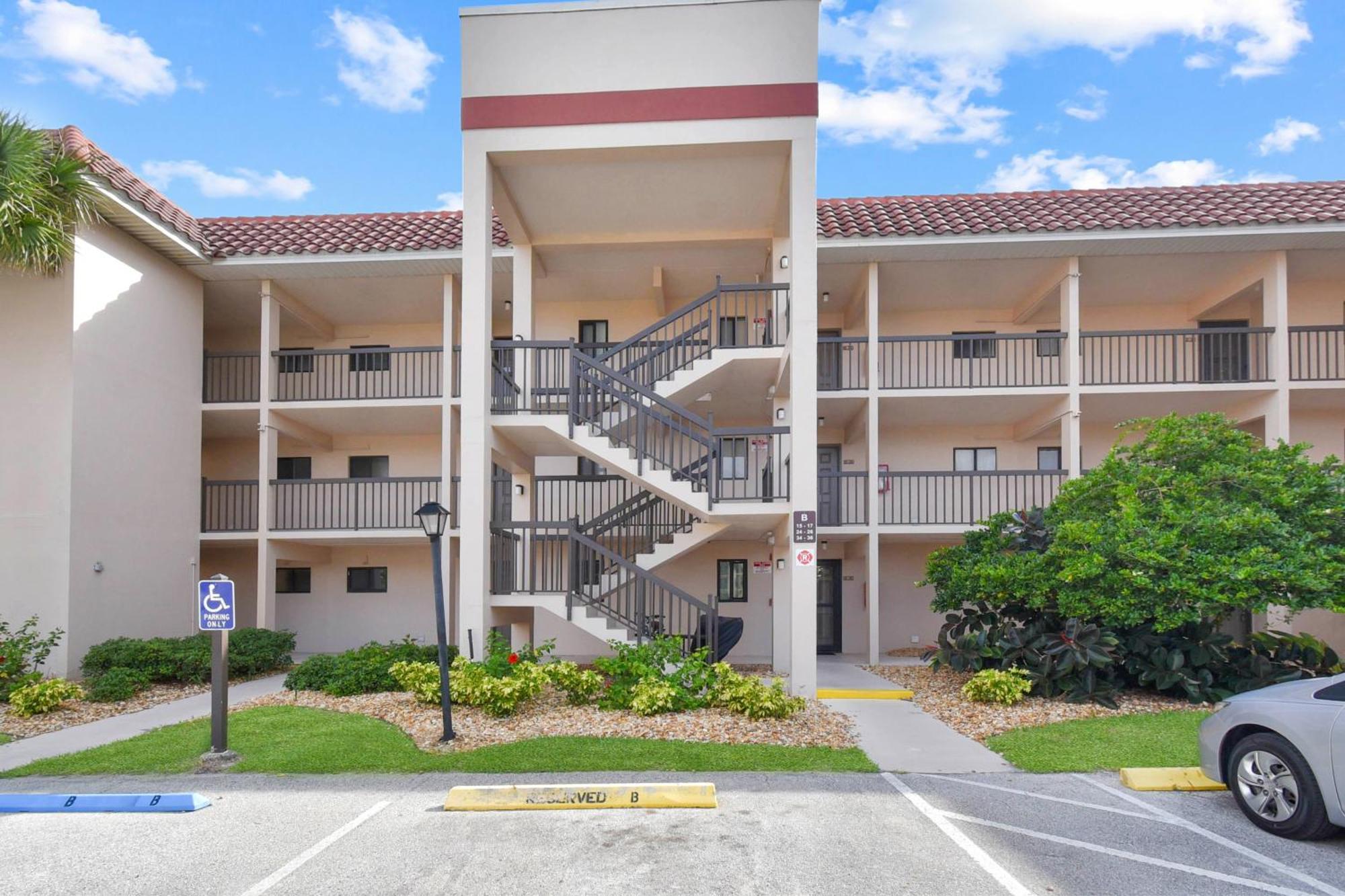 Apartment Great 1 Bedroom 1 Bath With Heated Pool *
