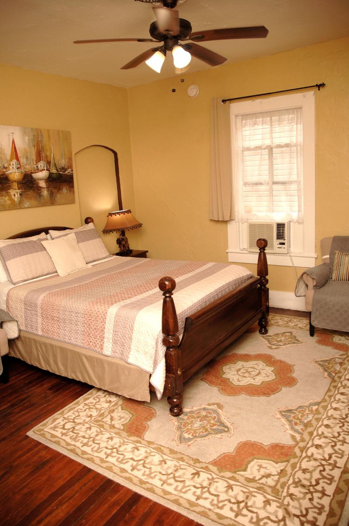 Apartment Charming Historic Downtown