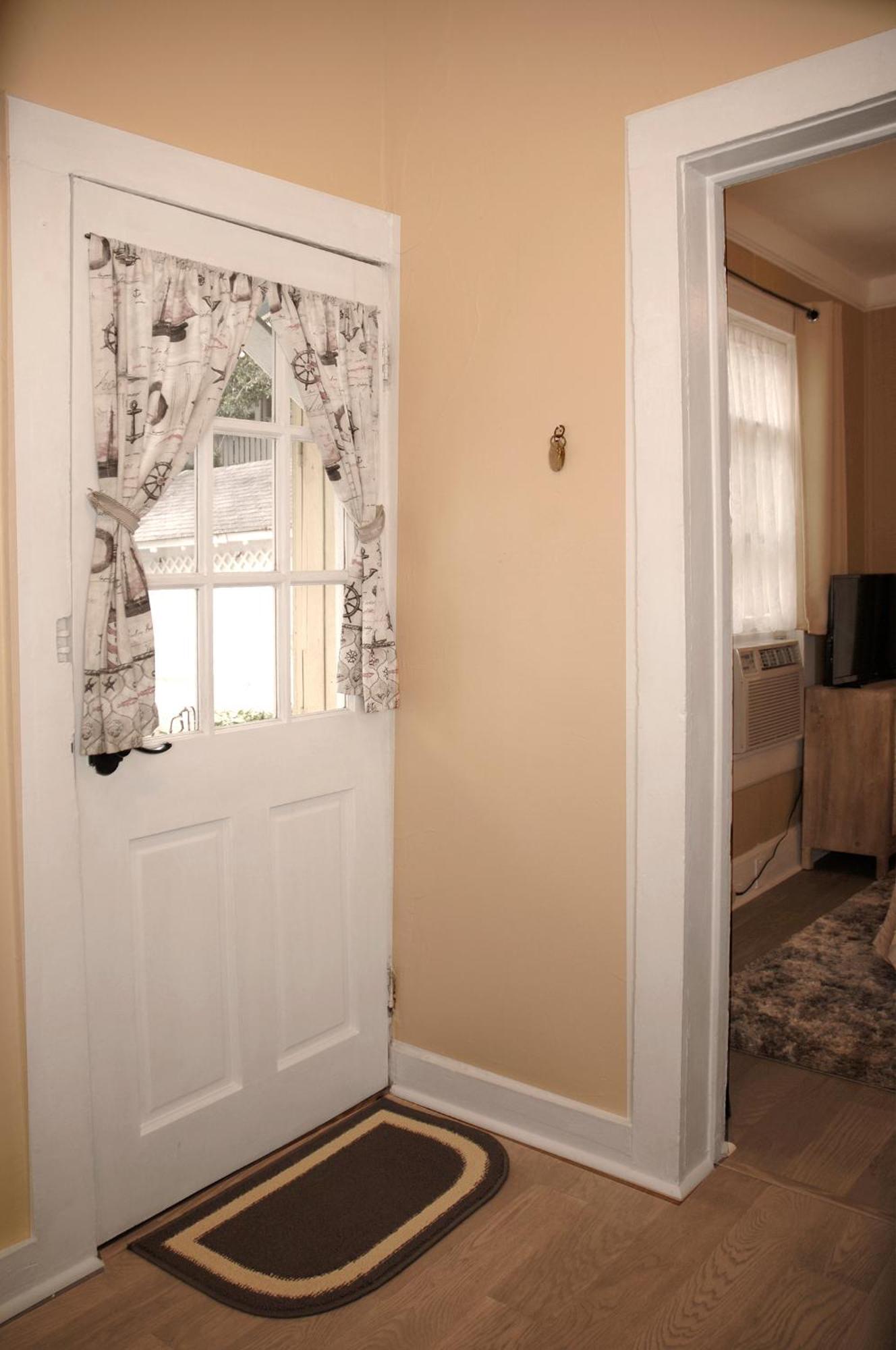 Apartment Quaint Historic Downtown *