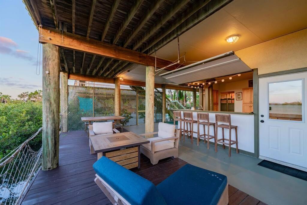 Dolphin Cove Waterfront With Dock Holiday home
