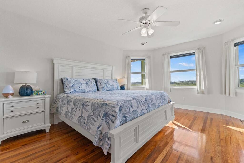 Holiday home Dolphin Cove Waterfront With Dock *