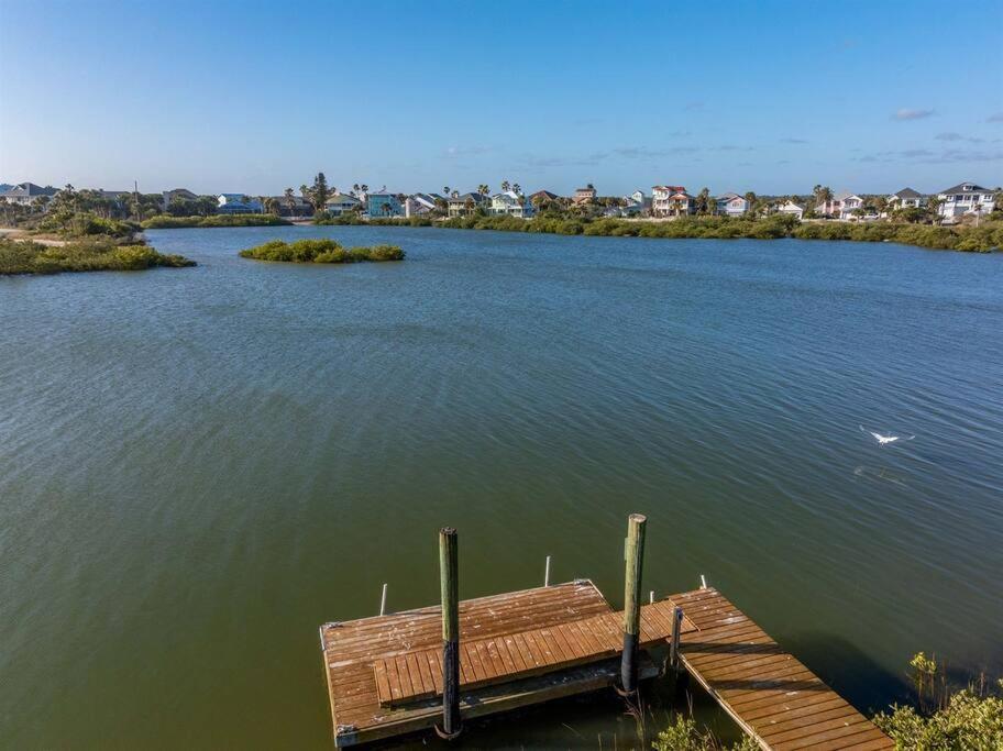 Dolphin Cove Waterfront With Dock Holiday home