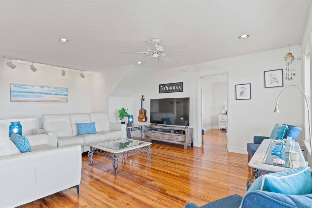 Dolphin Cove Waterfront With Dock Holiday home *
