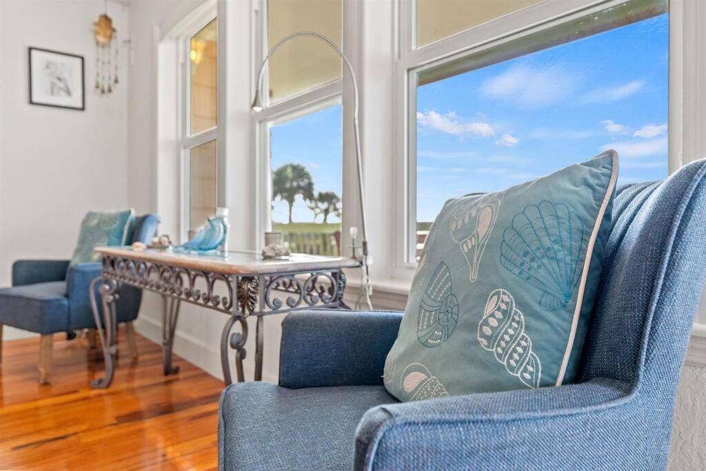 Dolphin Cove Waterfront With Dock Holiday home