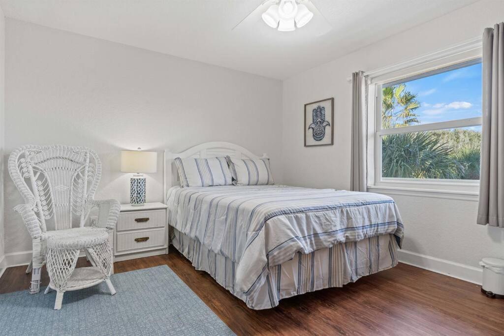 Dolphin Cove Waterfront With Dock Holiday home *