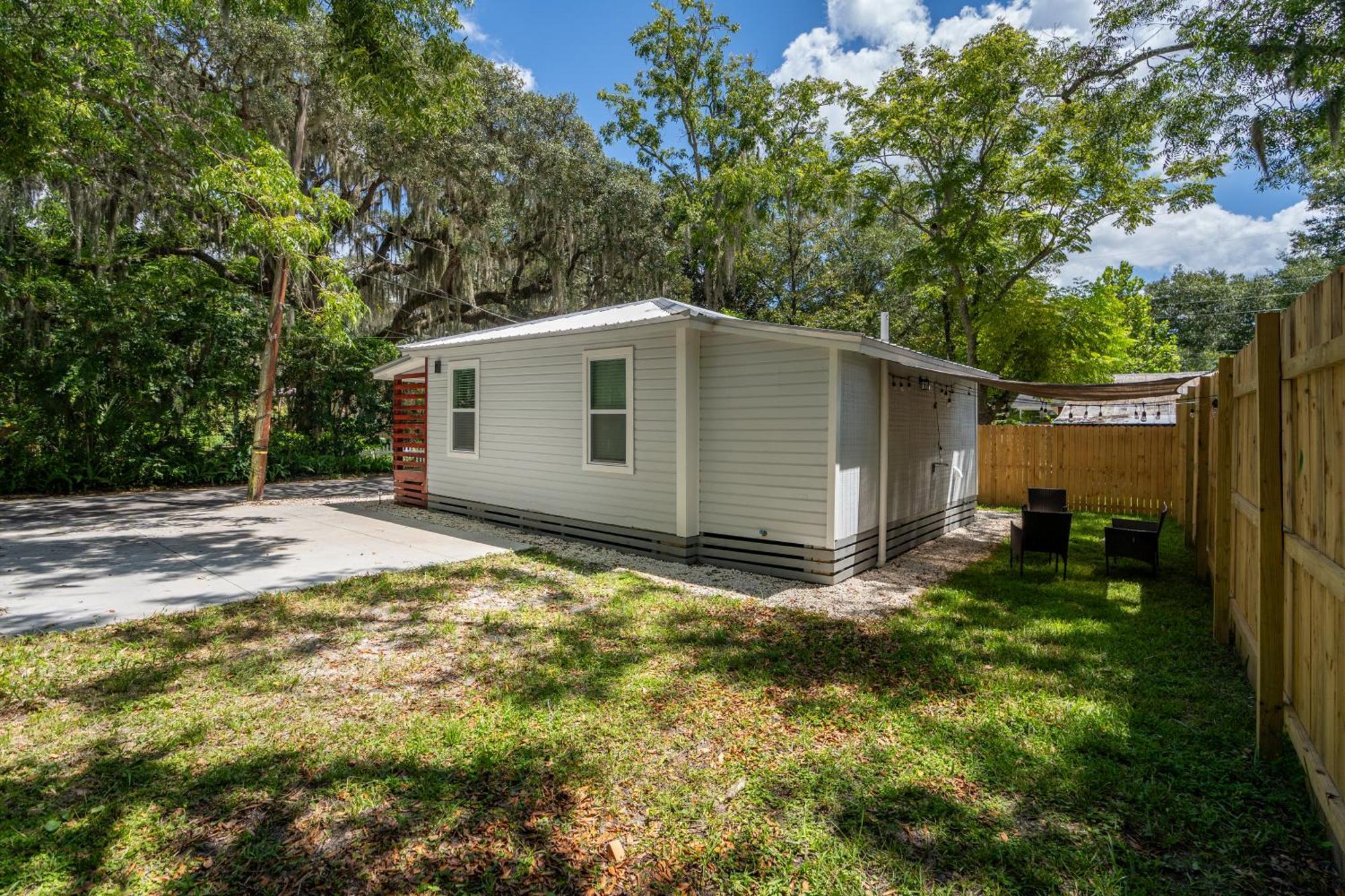 Guests Favorite! Pet Friendly Cottage, Near Down Town Casa de férias