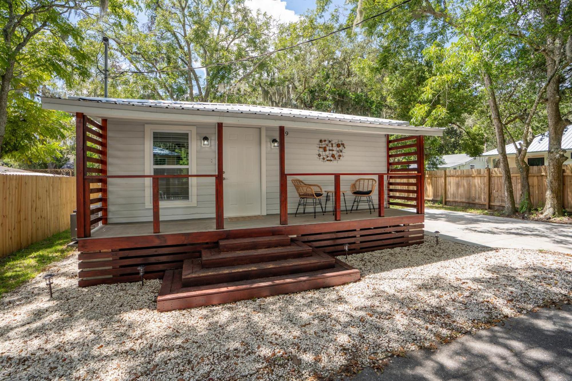 Casa de férias Guests Favorite! Pet Friendly Cottage, Near Down Town
