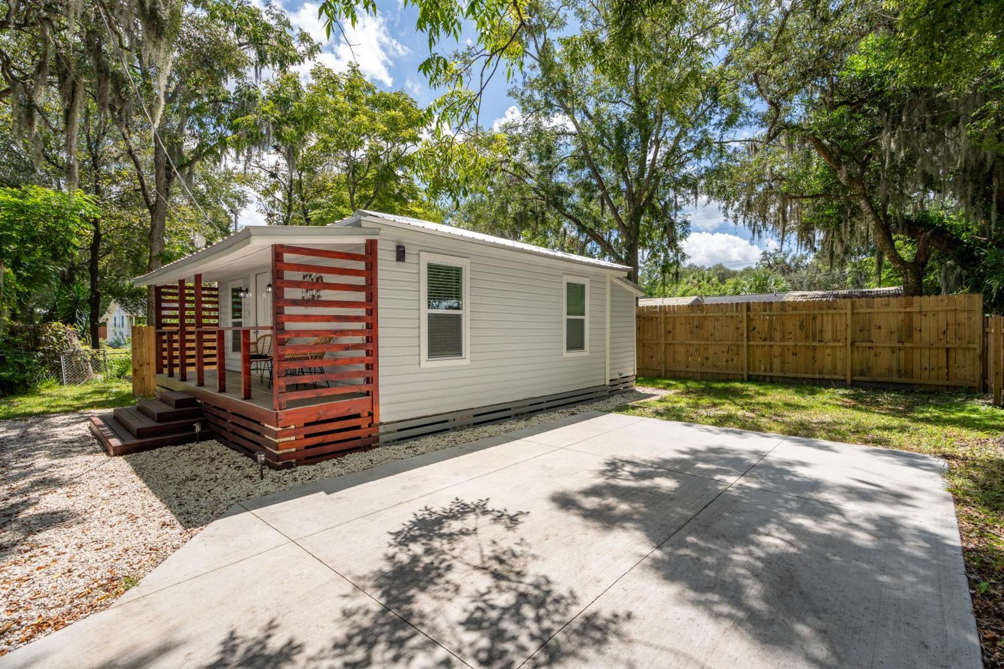 Guests Favorite! Pet Friendly Cottage, Near Down Town