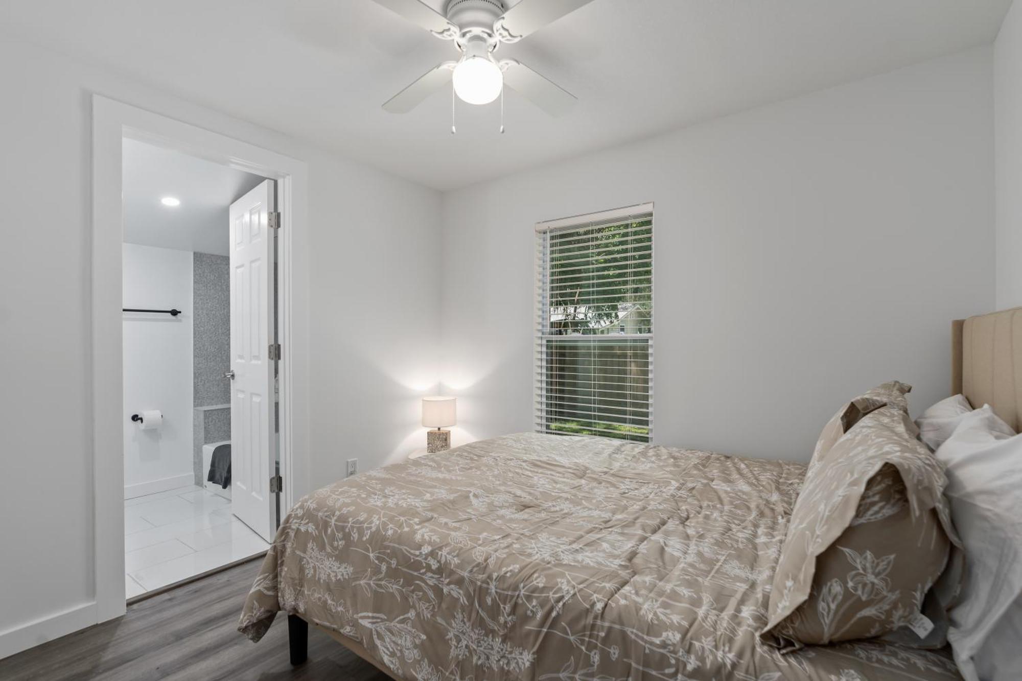 Guests Favorite! Pet Friendly Cottage, Near Down Town *