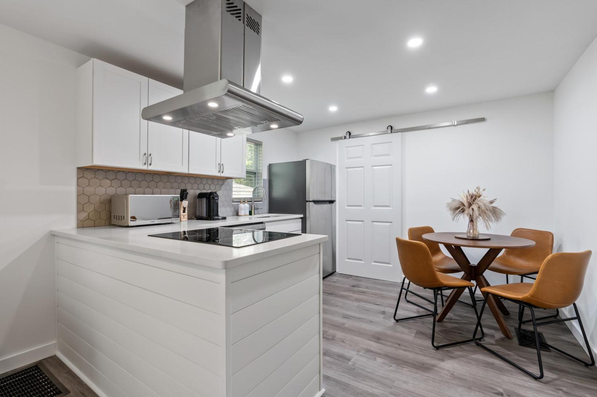 Guests Favorite! Pet Friendly Cottage, Near Down Town *