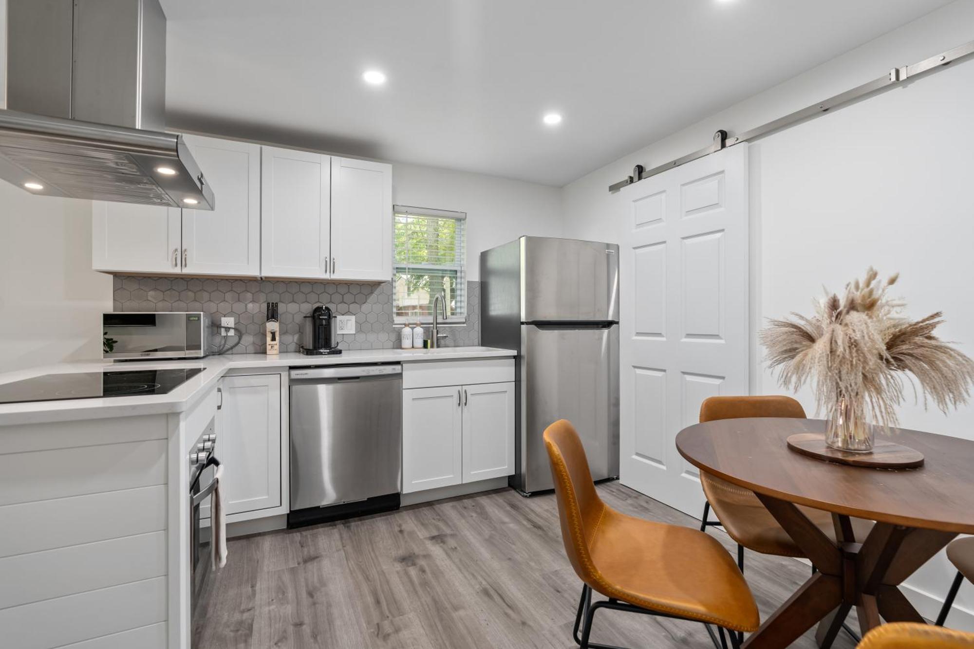 Guests Favorite! Pet Friendly Cottage, Near Down Town Casa de férias *