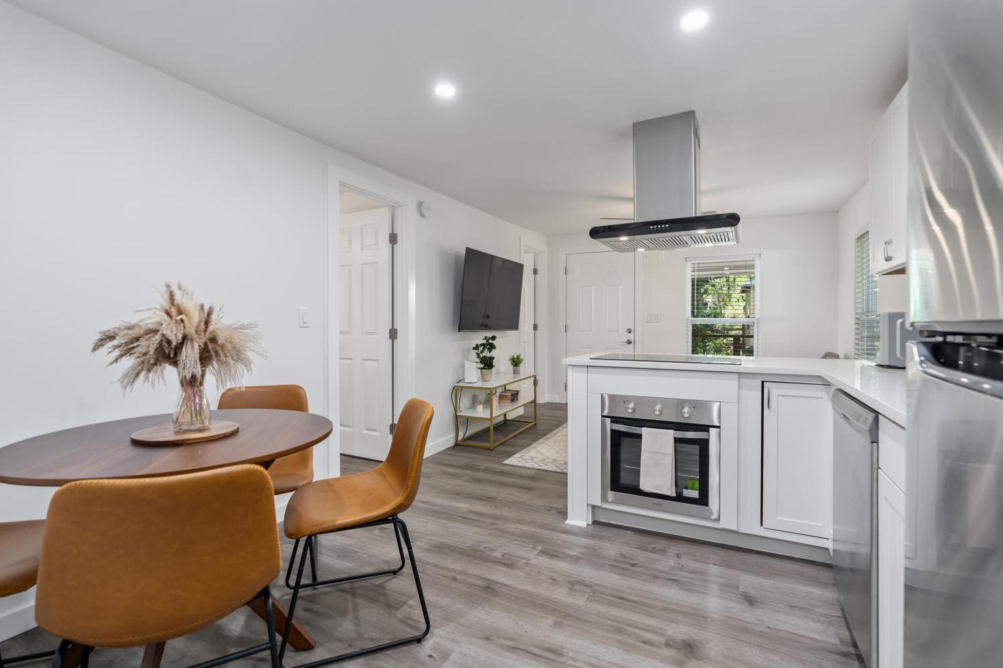 Casa de férias Guests Favorite! Pet Friendly Cottage, Near Down Town *