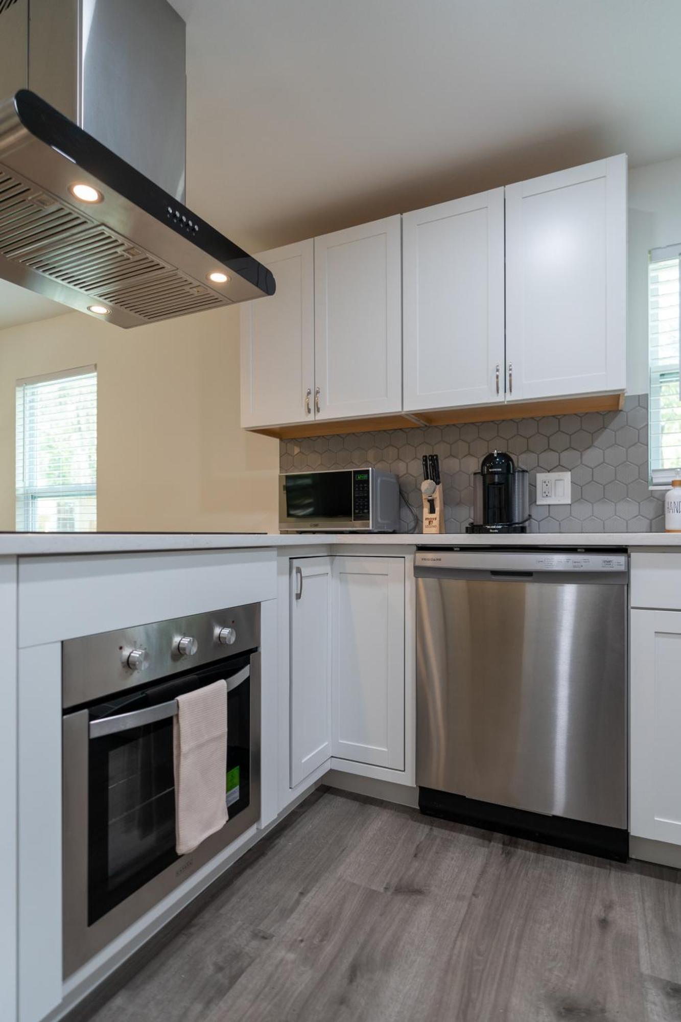 Guests Favorite! Pet Friendly Cottage, Near Down Town Casa de férias
