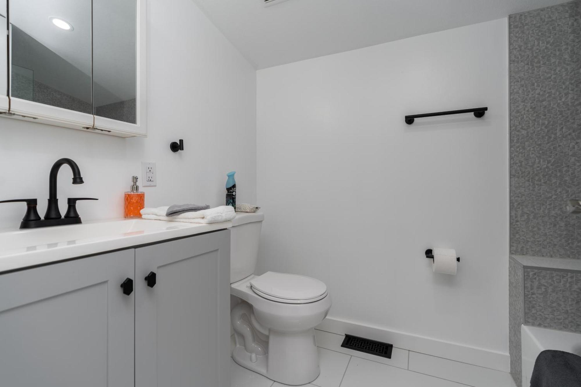 Guests Favorite! Pet Friendly Cottage, Near Down Town Casa de férias *