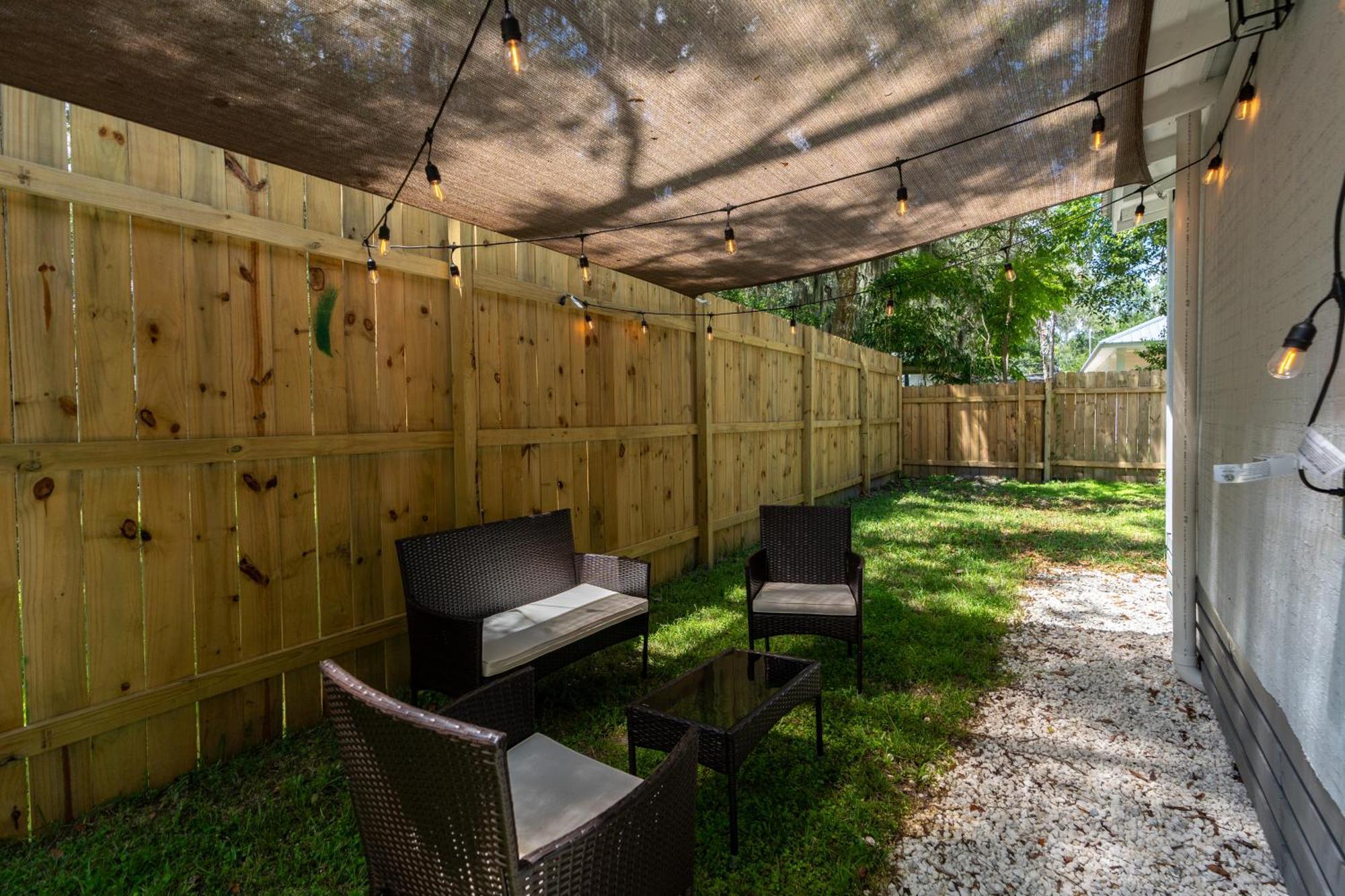 Guests Favorite! Pet Friendly Cottage, Near Down Town *