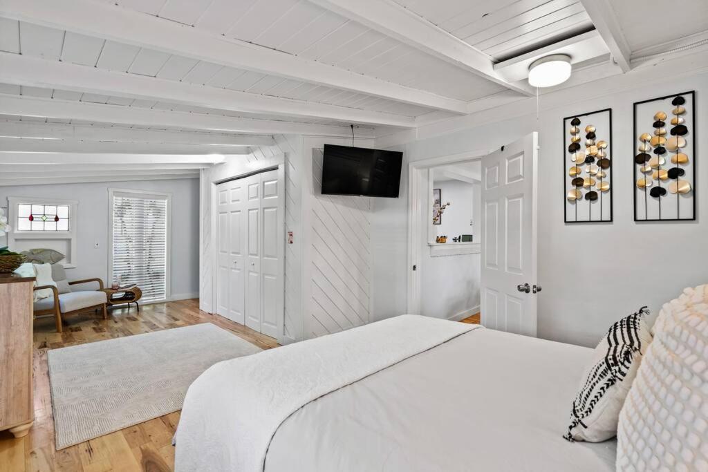 Charming, Cozy 3 Bedroom House, Walking Distance To Down Town