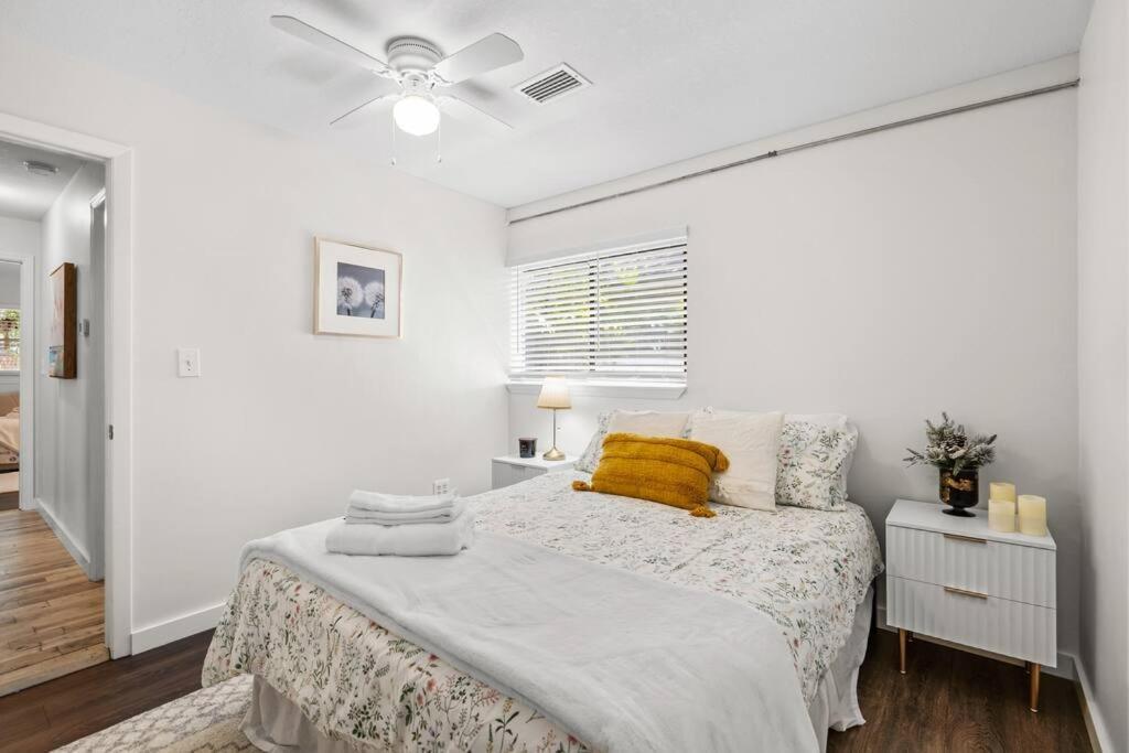 Holiday home Charming, Cozy 3 Bedroom House, Walking Distance To Down Town
