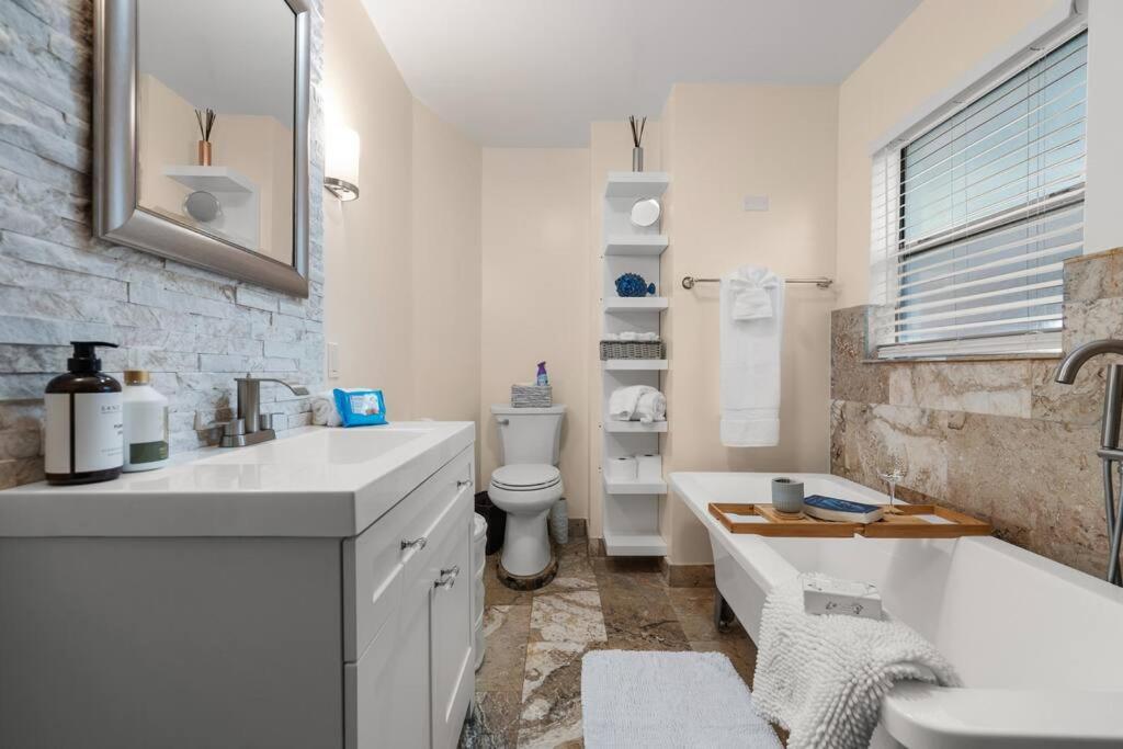 Charming, Cozy 3 Bedroom House, Walking Distance To Down Town *