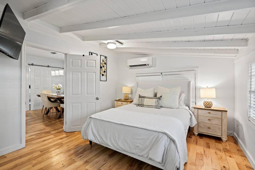 Charming, Cozy 3 Bedroom House, Walking Distance To Down Town
