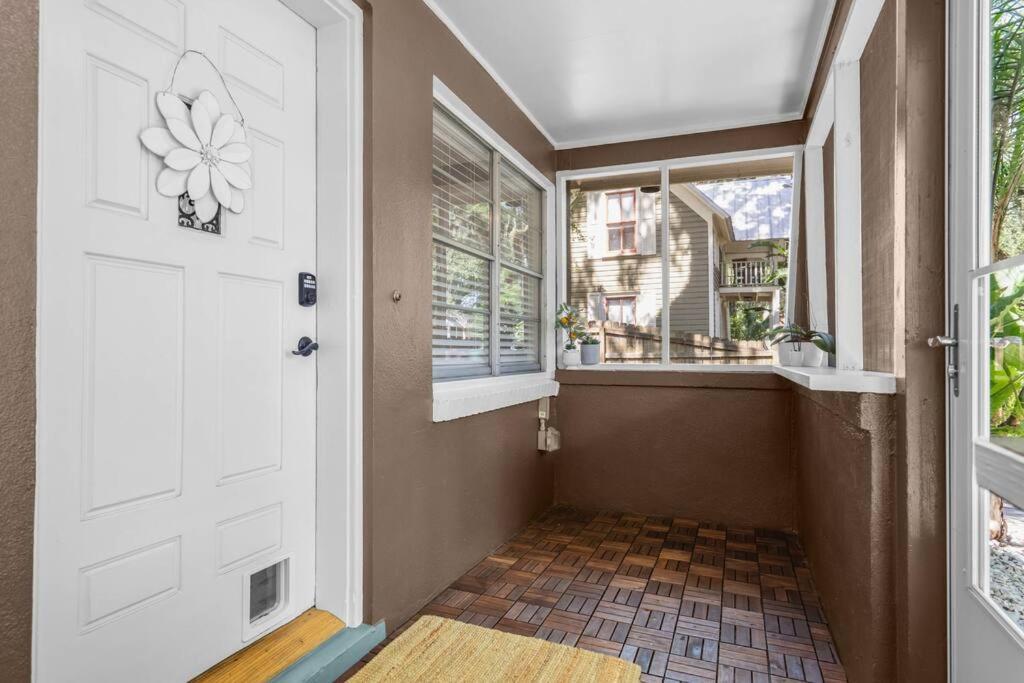 Charming, Cozy 3 Bedroom House, Walking Distance To Down Town Holiday home *