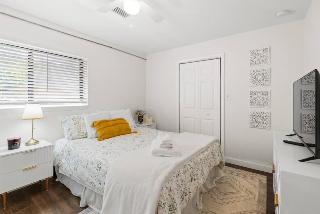 Holiday home Charming, Cozy 3 Bedroom House, Walking Distance To Down Town *