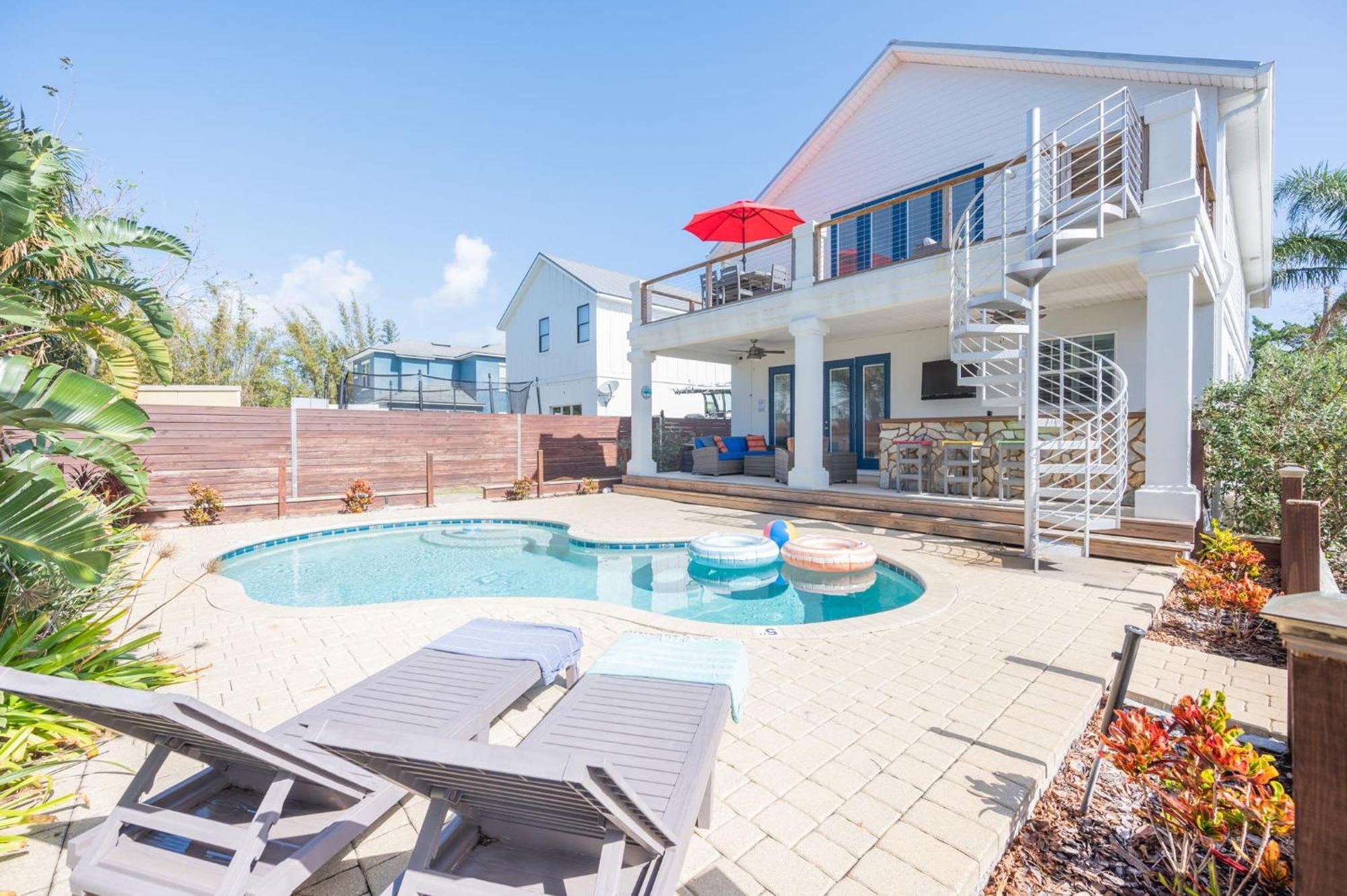 Holiday home 4bd 3br Pool Paradise 1 Mile From & Downtown *