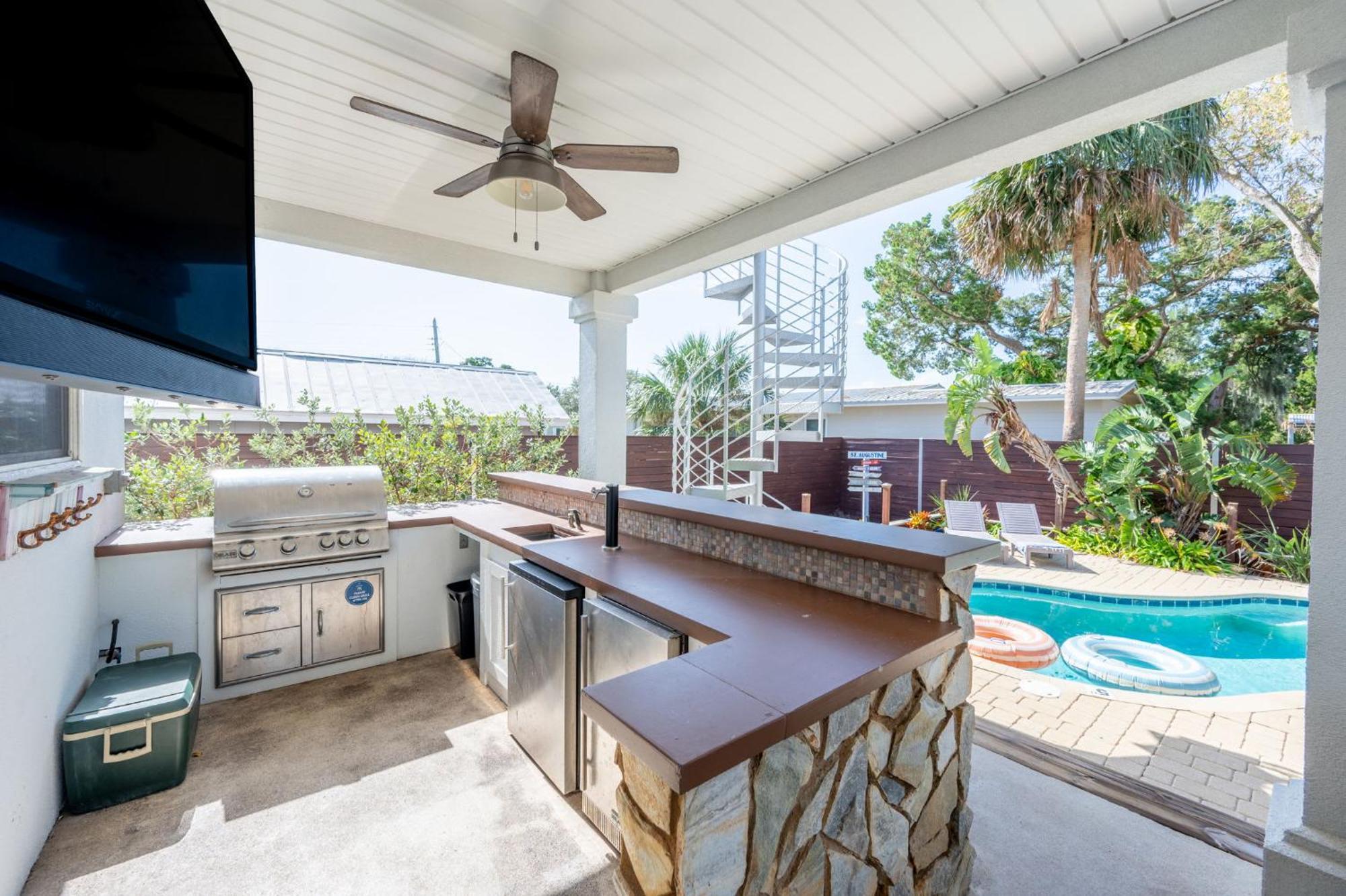 4bd 3br Pool Paradise 1 Mile From & Downtown Holiday home