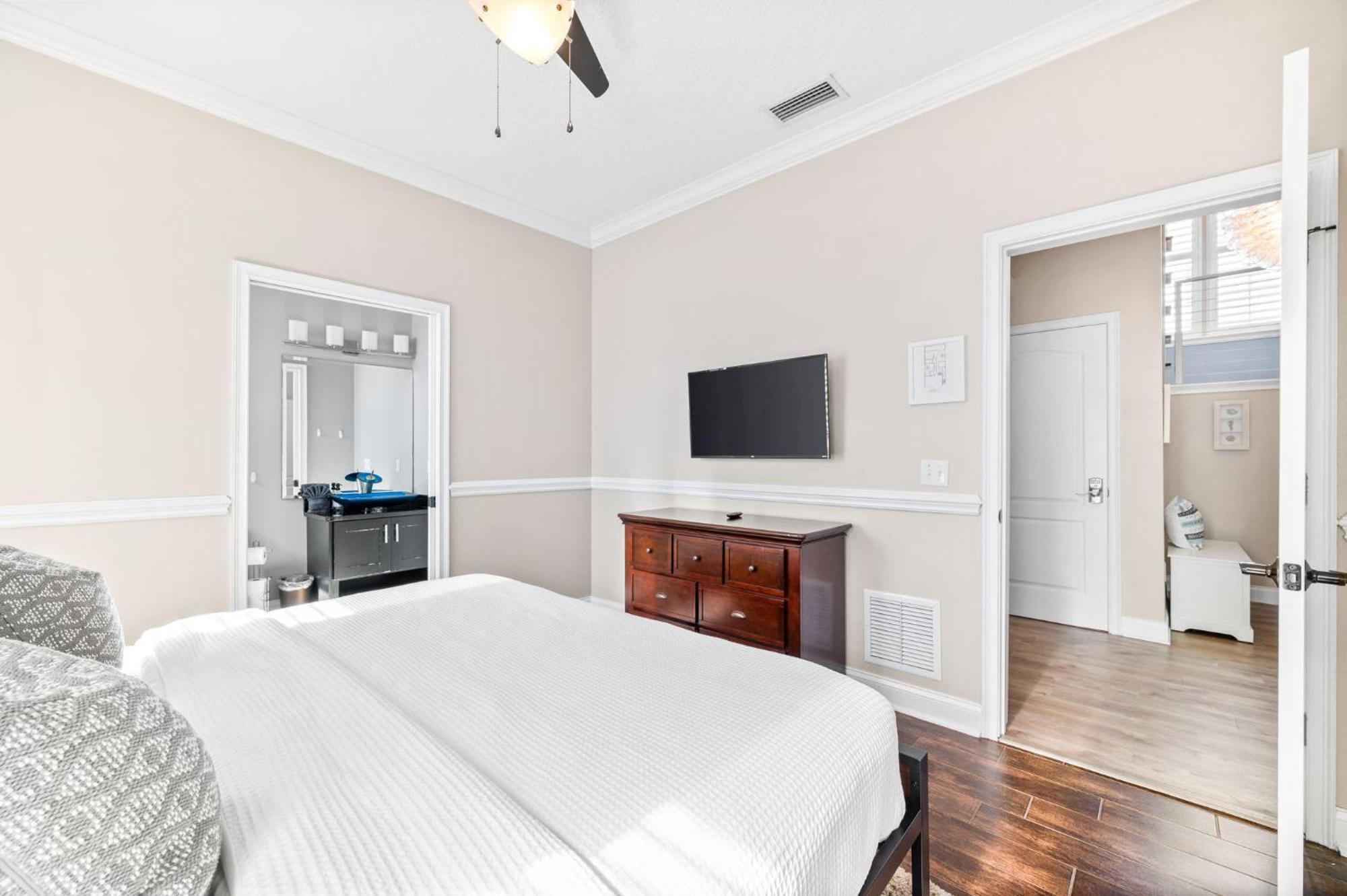 4bd 3br Pool Paradise 1 Mile From & Downtown Holiday home *