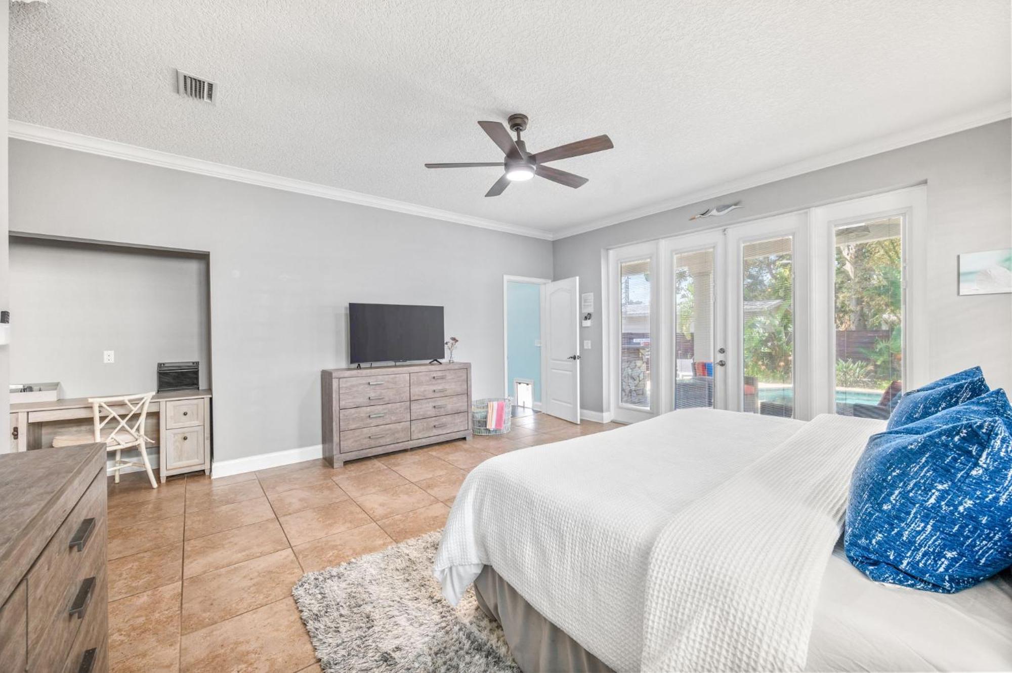 4bd 3br Pool Paradise 1 Mile From & Downtown Holiday home *