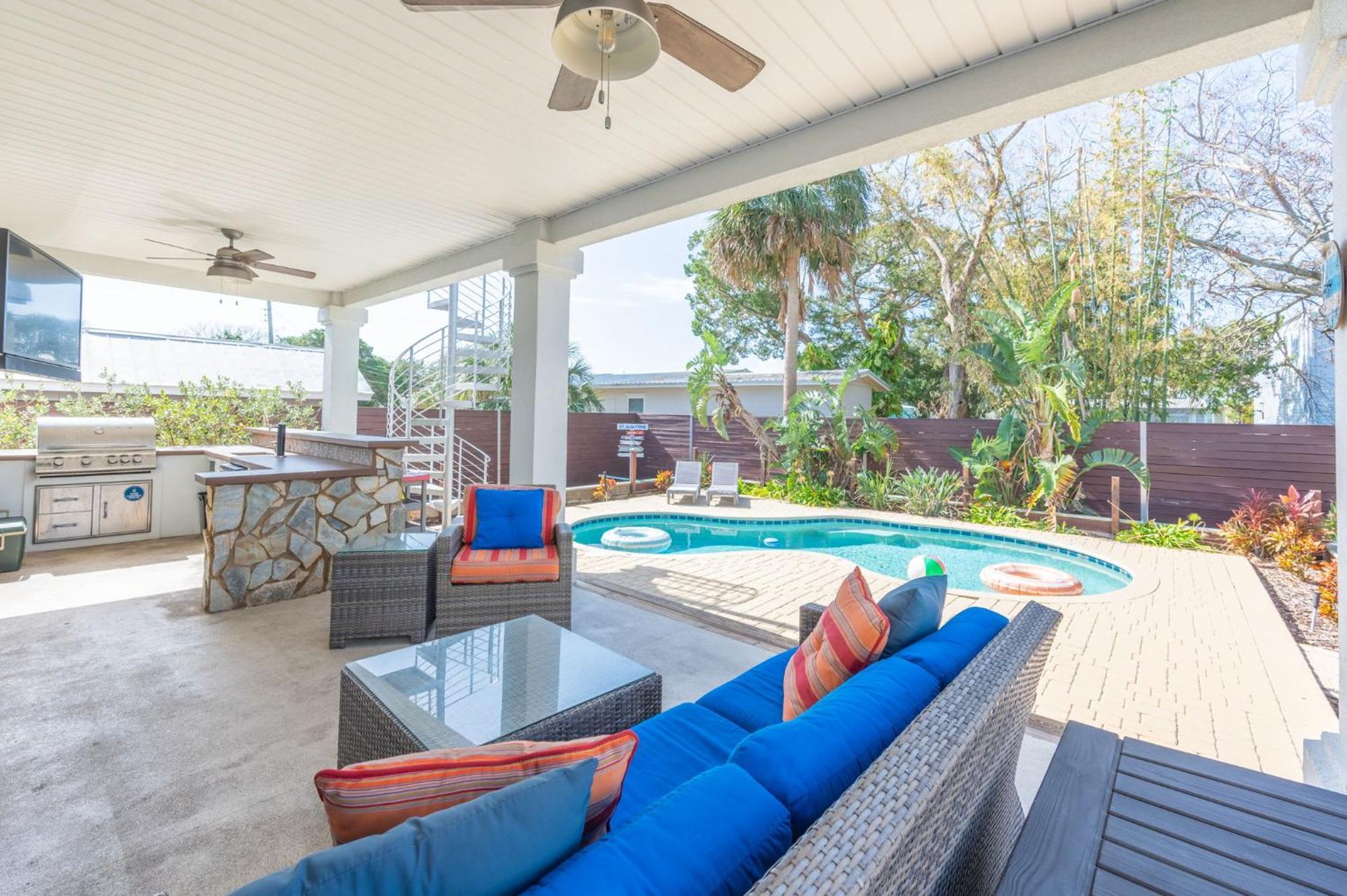 4bd 3br Pool Paradise 1 Mile From & Downtown Holiday home