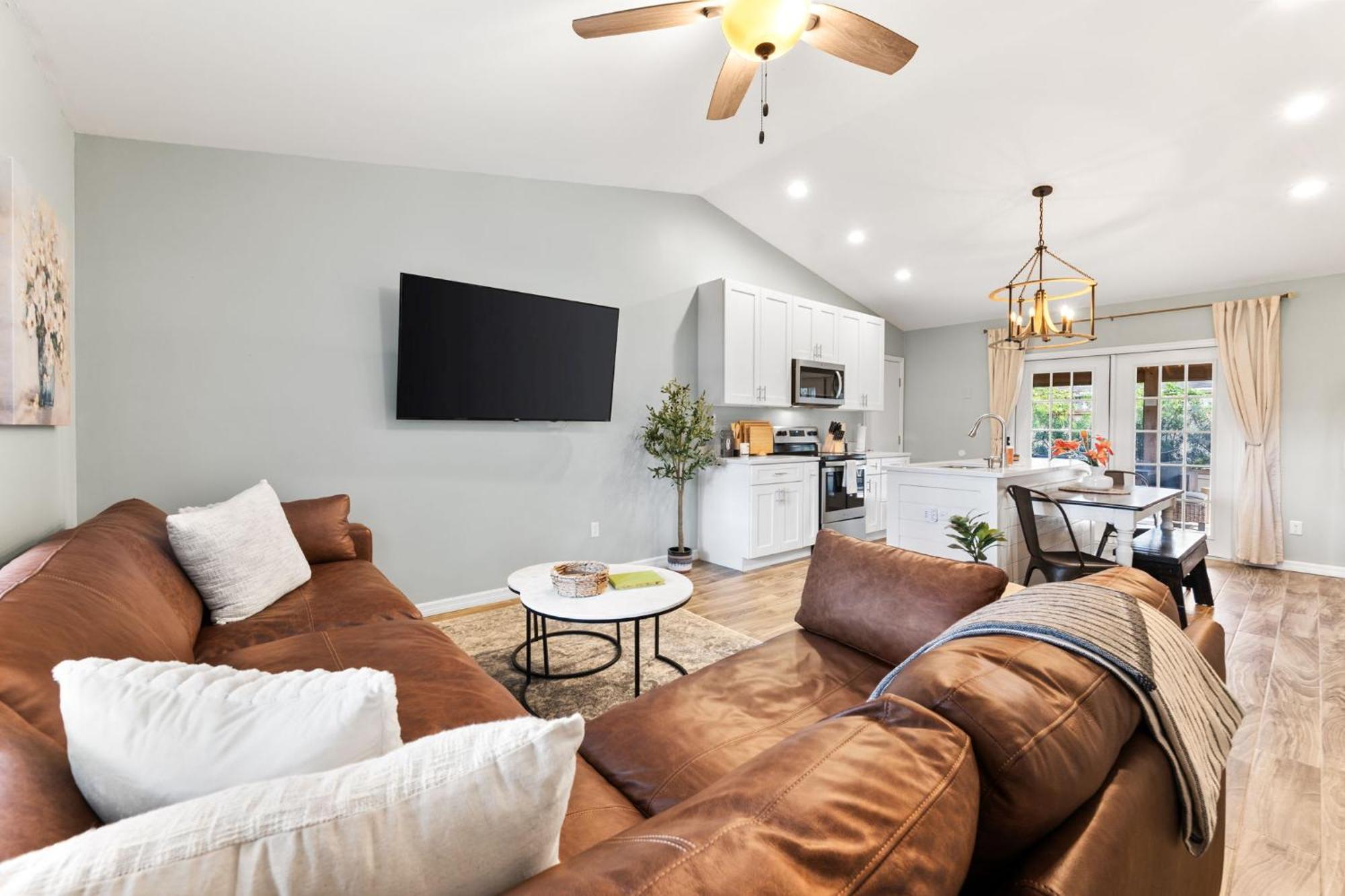Sunny Retreat Near Downtown & Beaches *