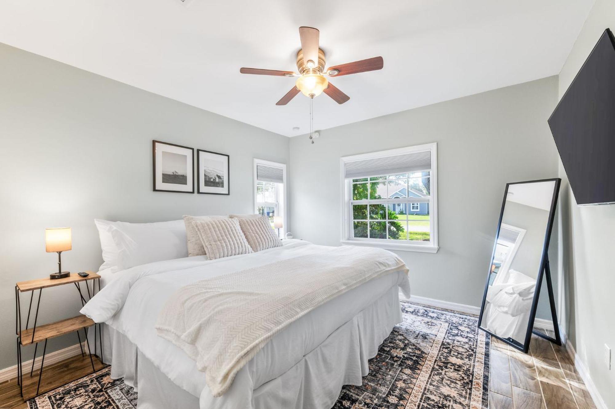 Sunny Retreat Near Downtown & Beaches