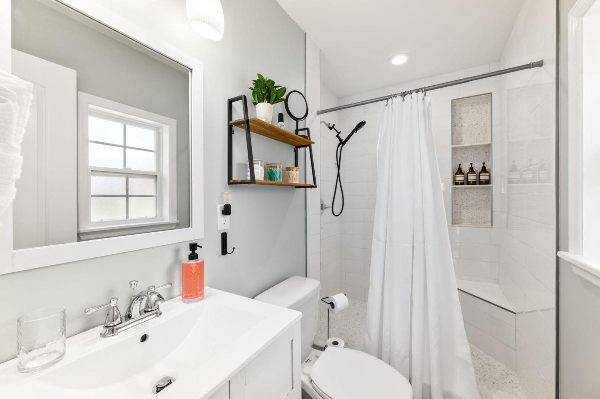 Holiday home Sunny Retreat Near Downtown & Beaches *