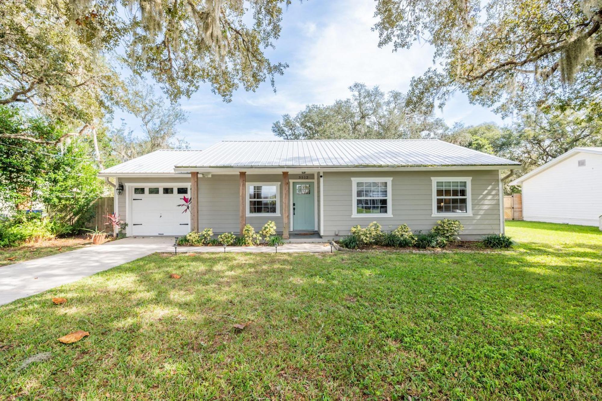 Sunny Retreat Near Downtown & Beaches *