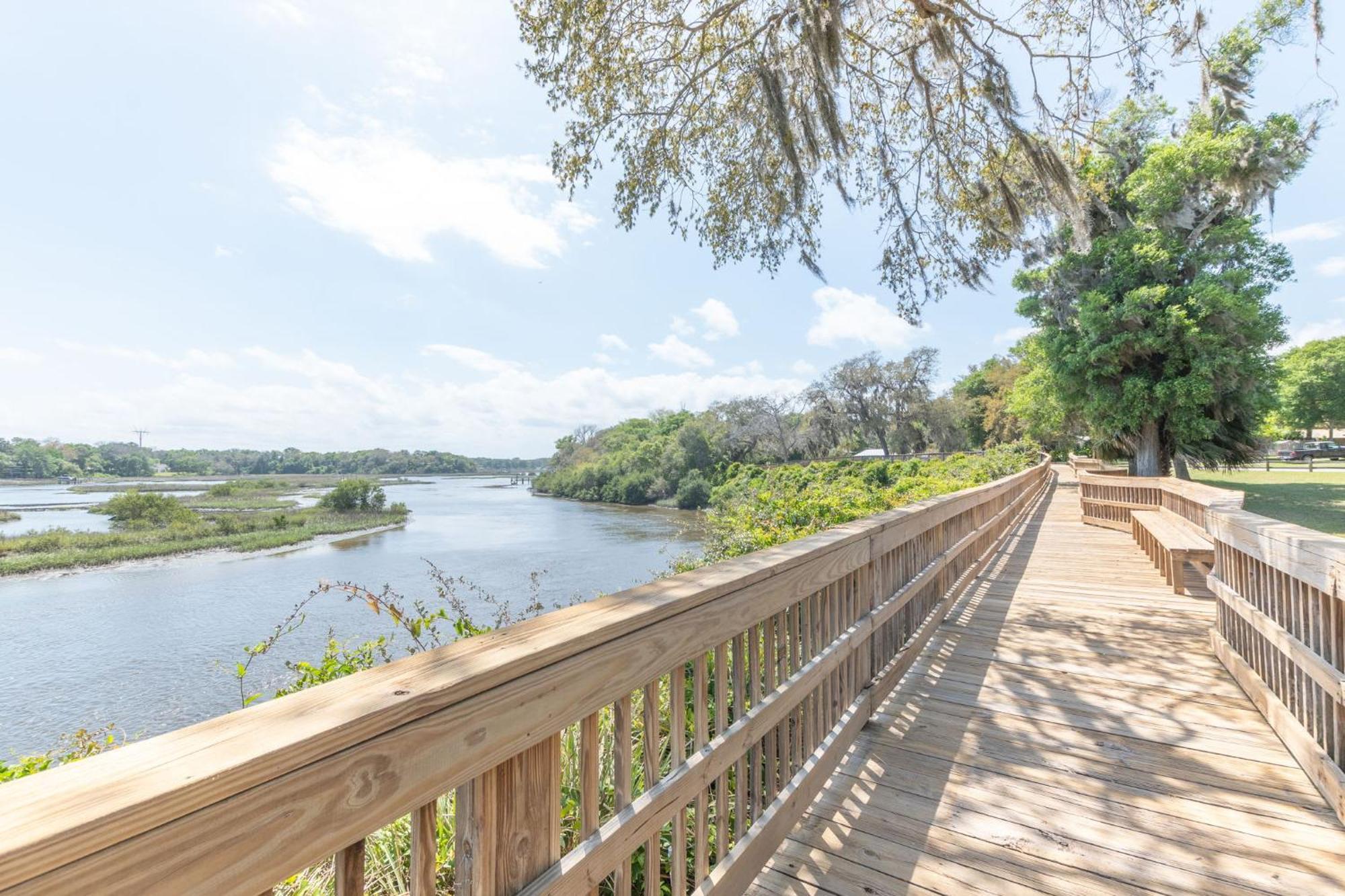 Sunny Retreat Near Downtown & Beaches