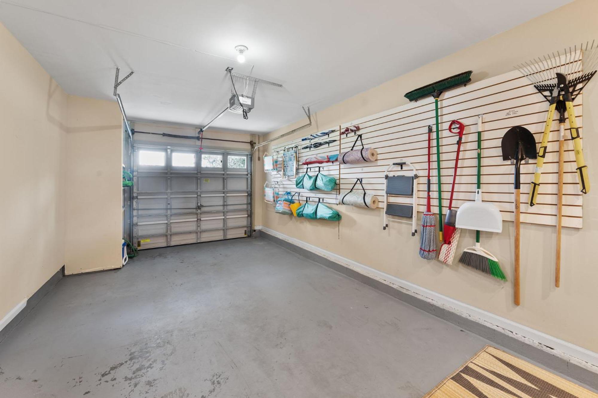 Sunny Retreat Near Downtown & Beaches Holiday home