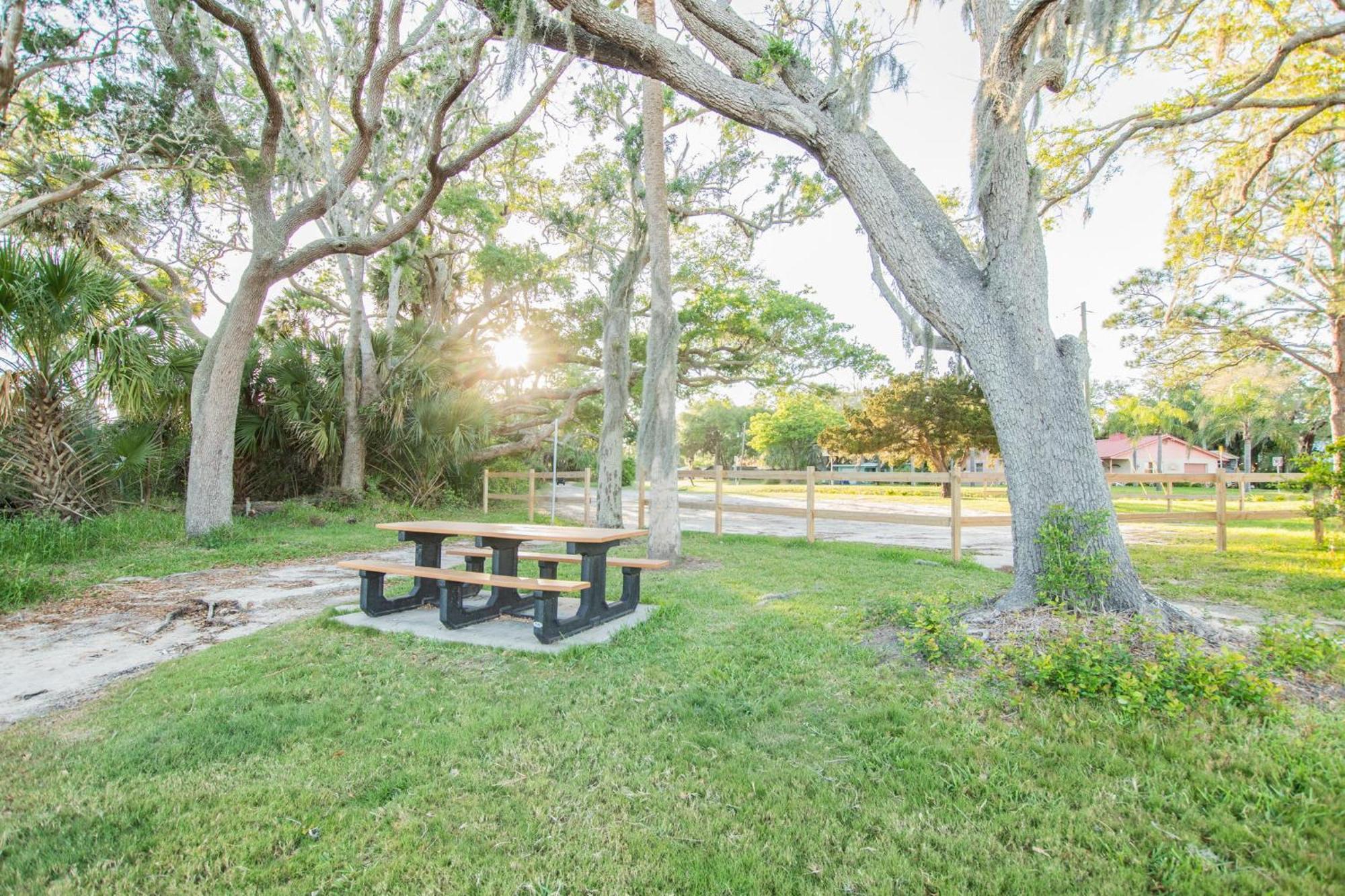 Sunny Retreat Near Downtown & Beaches Holiday home